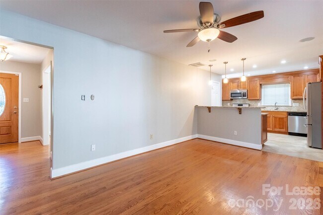 Building Photo - 6618 Castlegate Dr