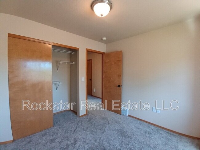 Building Photo - 6720 S Moran View St
