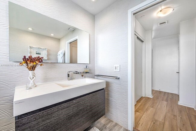 Building Photo - 1000 Venetian Way