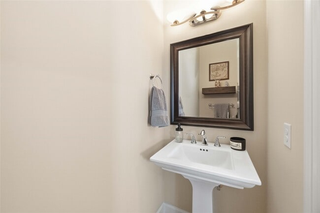 Building Photo - 621 Rutland St