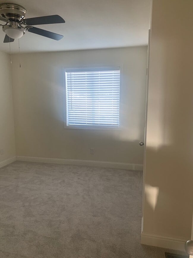 Building Photo - Central Paradise Location Brand Newer3 bed...