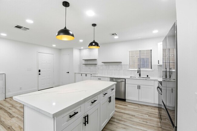 Building Photo - Beautiful 2 Bedroom Condo in China Town District