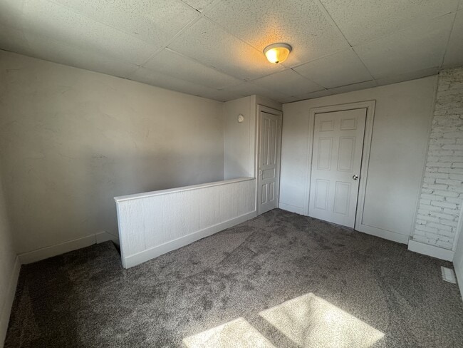 Building Photo - 644 W Mason Ave