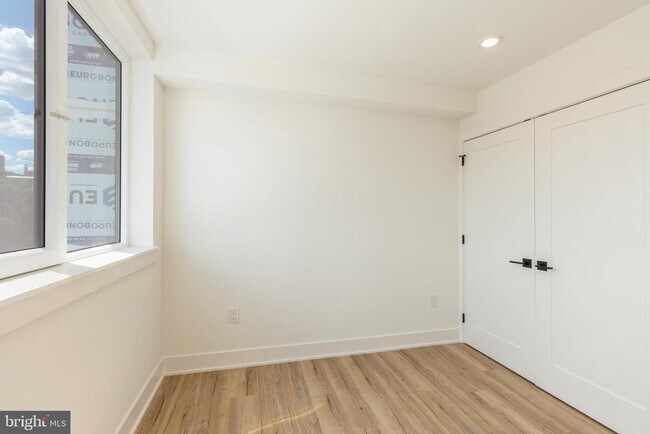 Building Photo - 629 W Girard Ave
