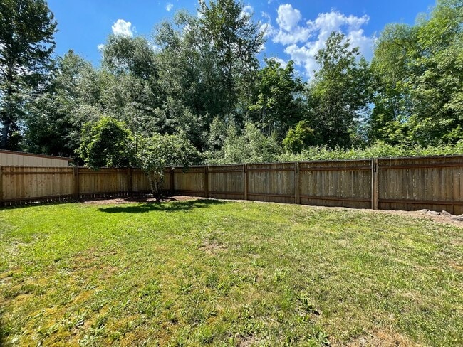 Building Photo - SE Home 3Bd/2.5Ba Home Close to the Willamette River off McLoughlin Blvd. 2 Car Garage and Washer...