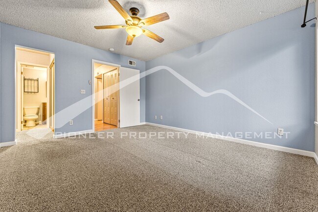 Building Photo - Charming condo with Central AC and Washer ...