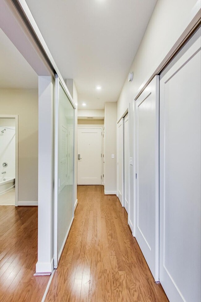 Building Photo - 1 Bed + 1 FB / Luxury Living in the heart ...