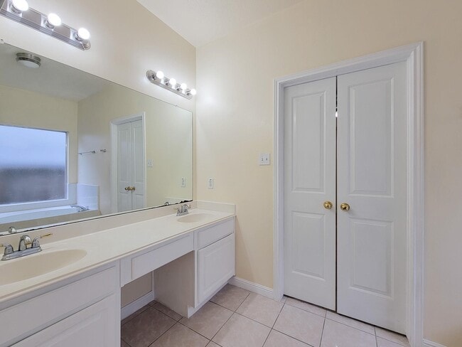 Building Photo - 14938 Brightbrook Dr
