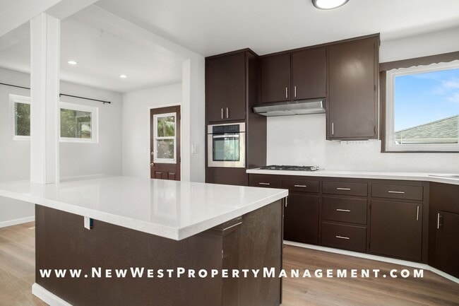 Building Photo - Upgraded Oceanside 3 Bedroom, Available Now! Small Pet OK!