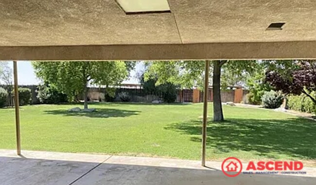 Building Photo - Gorgeous Northwest Bakersfield Home with H...