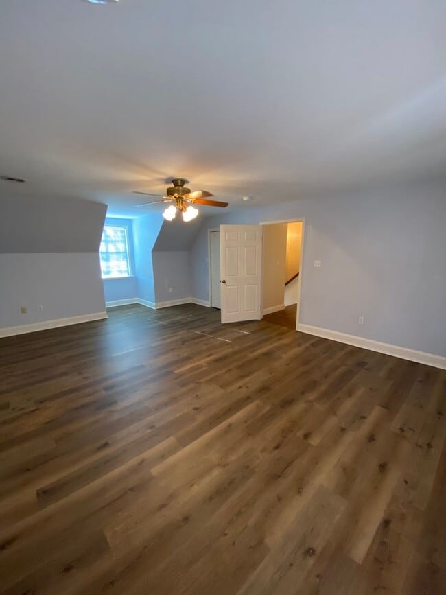 Building Photo - Stunning 3 Bedroom Home with Barn and Over 3 Acres!