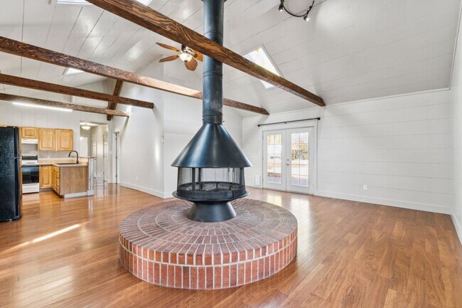 Building Photo - Home for rent with large backyard! 2306 Plum St