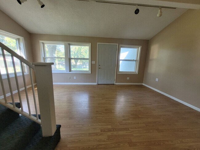 Building Photo - Beautiful home with attached garage and great yard!