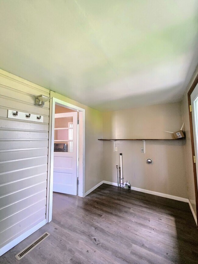 Building Photo - 2 bedroom 1 bath