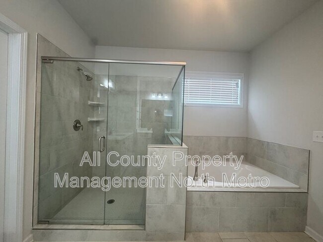 Building Photo - 7870 Tiberon Pkwy