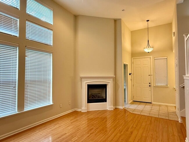 Building Photo - $3,700 / 3BR GORGEOUS CENTRAL FREMONT TOWNHOME IN PARKMONT