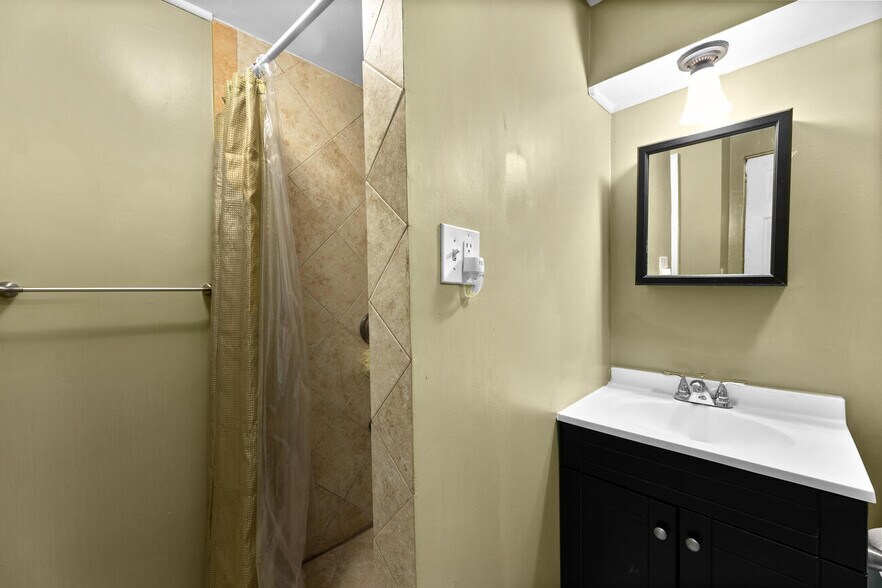 Bathroom - 1008 Hobbs Dr