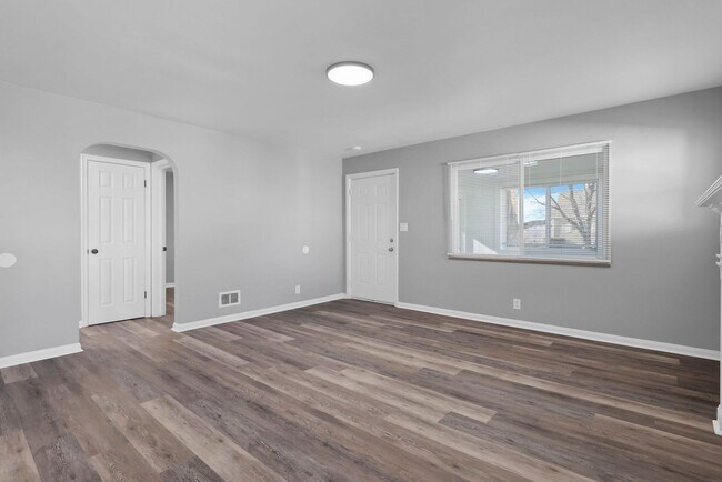 Building Photo - 1820 Oakwood Ave