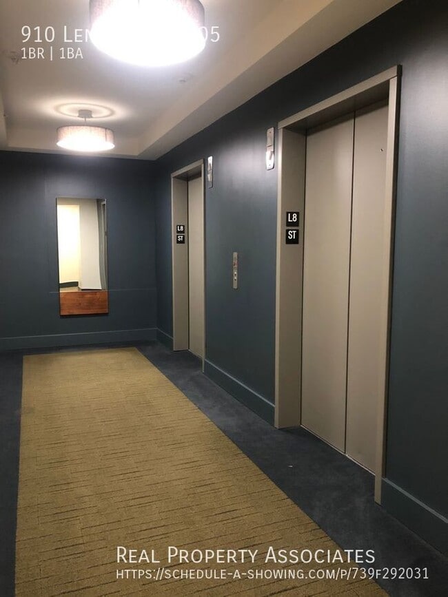 Building Photo - 910 Lenora St