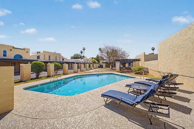 Building Photo - 2225 E Catalina Dr