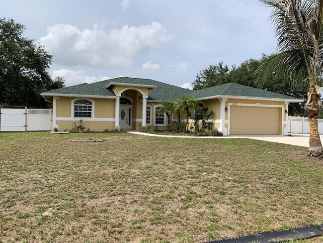 Building Photo - 180 SW Oakridge Dr