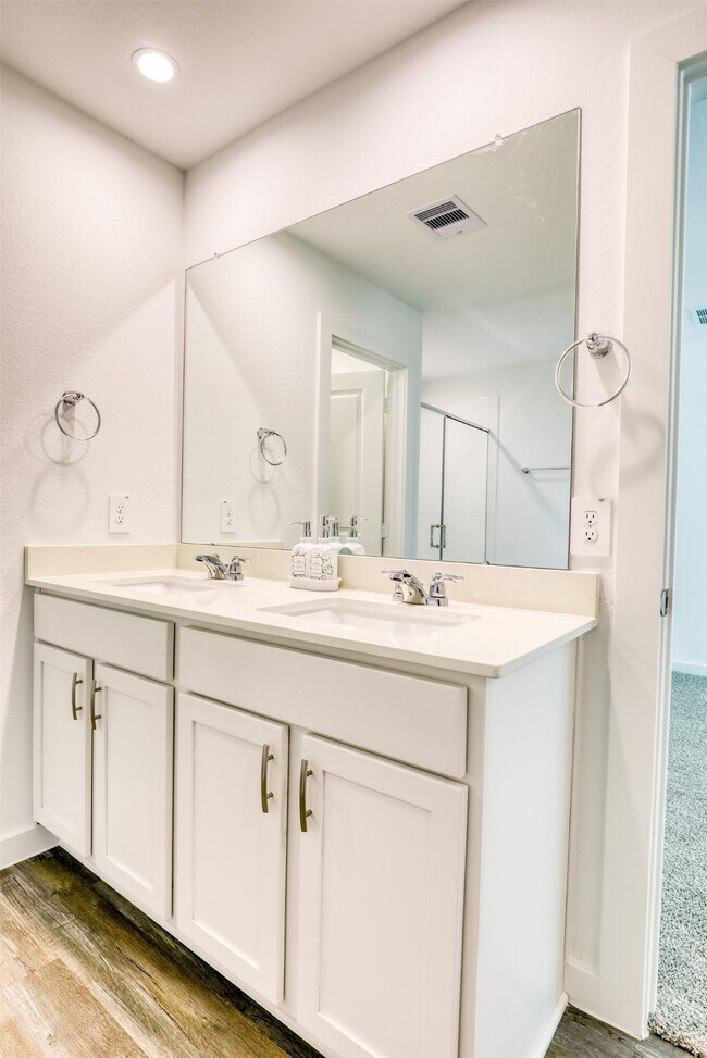 Building Photo - 3022 La Latina Dr