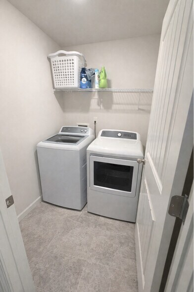 Building Photo - 5559 Wintergreen Dr