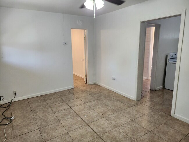 Building Photo - Move In Ready!