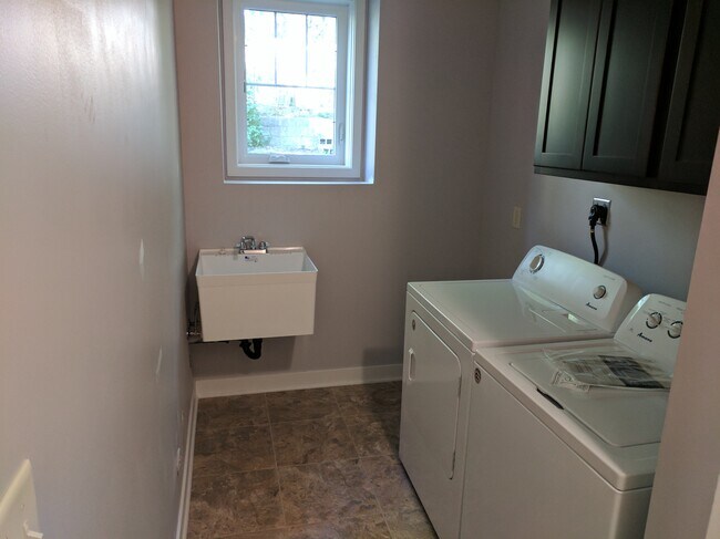 Building Photo - Tripoint Townhomes 220