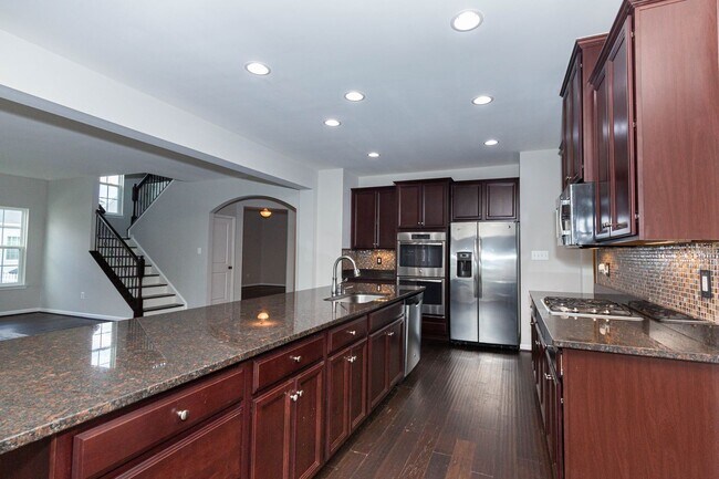 Building Photo - 5 Bed, 4.5 Bath Single Family Home in Step...
