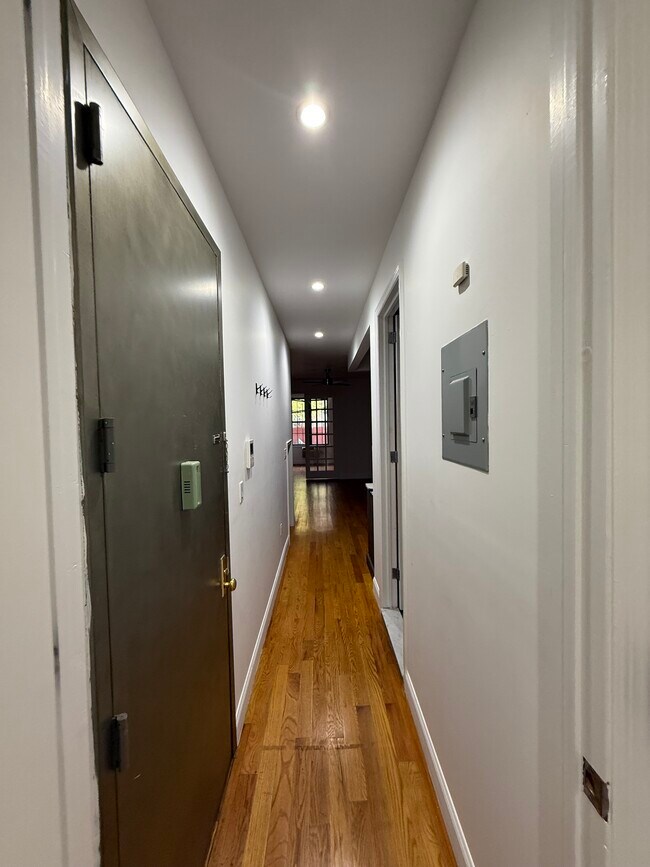 Building Photo - 308 Troutman St