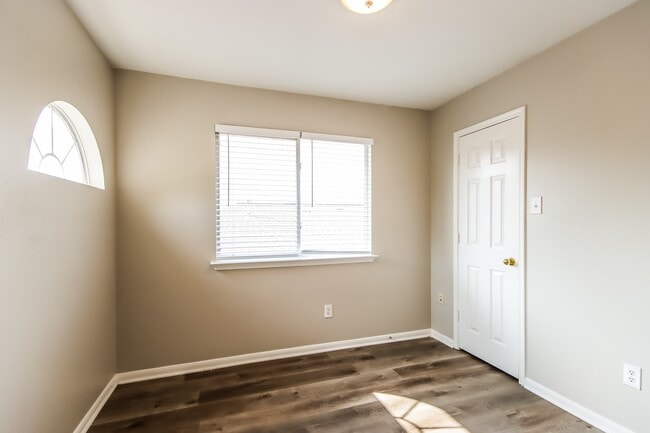 Building Photo - 1111 Richcrest Dr