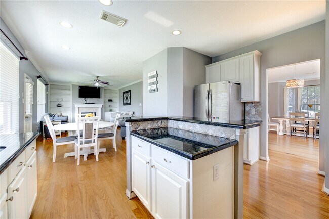 Building Photo - 1731 Maryvale Dr
