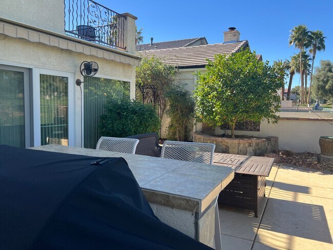 Building Photo - Furnished LVCC Beauty