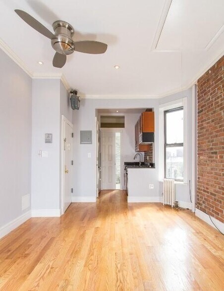 Building Photo - 246 Mott St