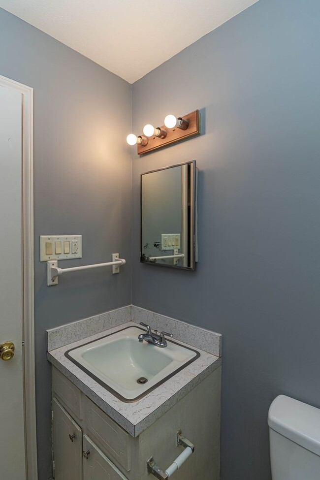 Building Photo - SPACIOUS Brick Home ~ Great location close...