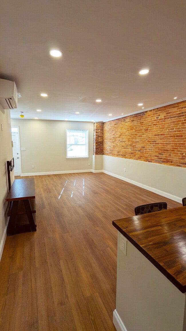 Building Photo - 628 Portland St