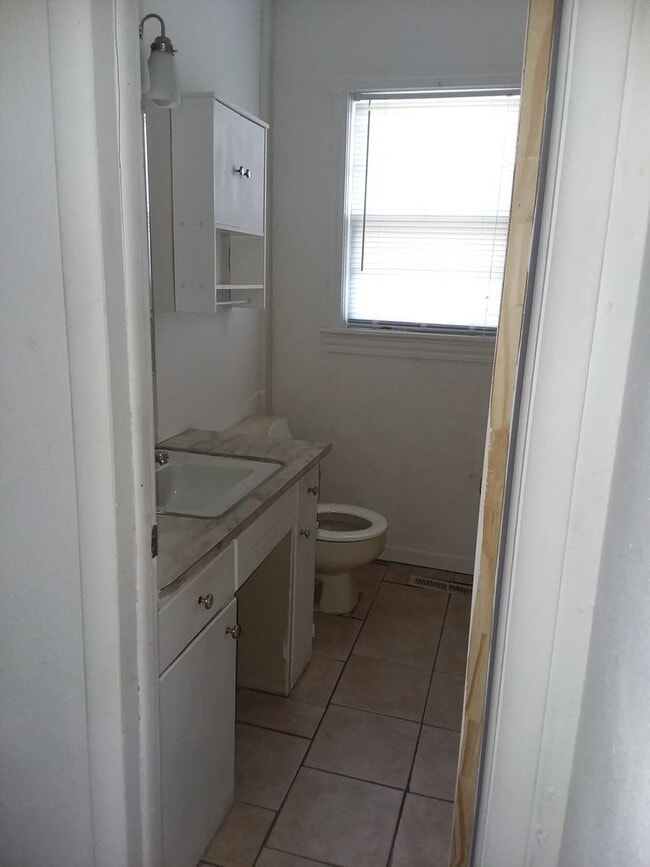 Building Photo - Spacious 3 bedroom and 1 bathroom
