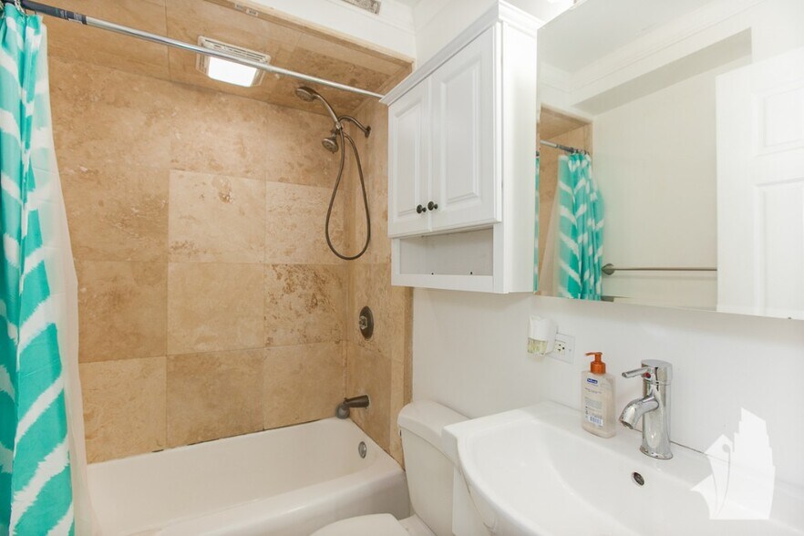 Building Photo - 3950 N Lake Shore Dr