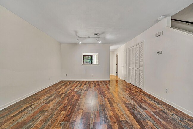 Building Photo - 7007 Oak Ct