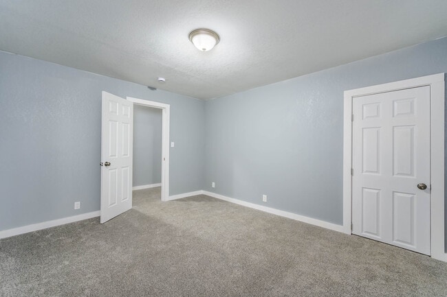 Building Photo - 407 W 6th Ave