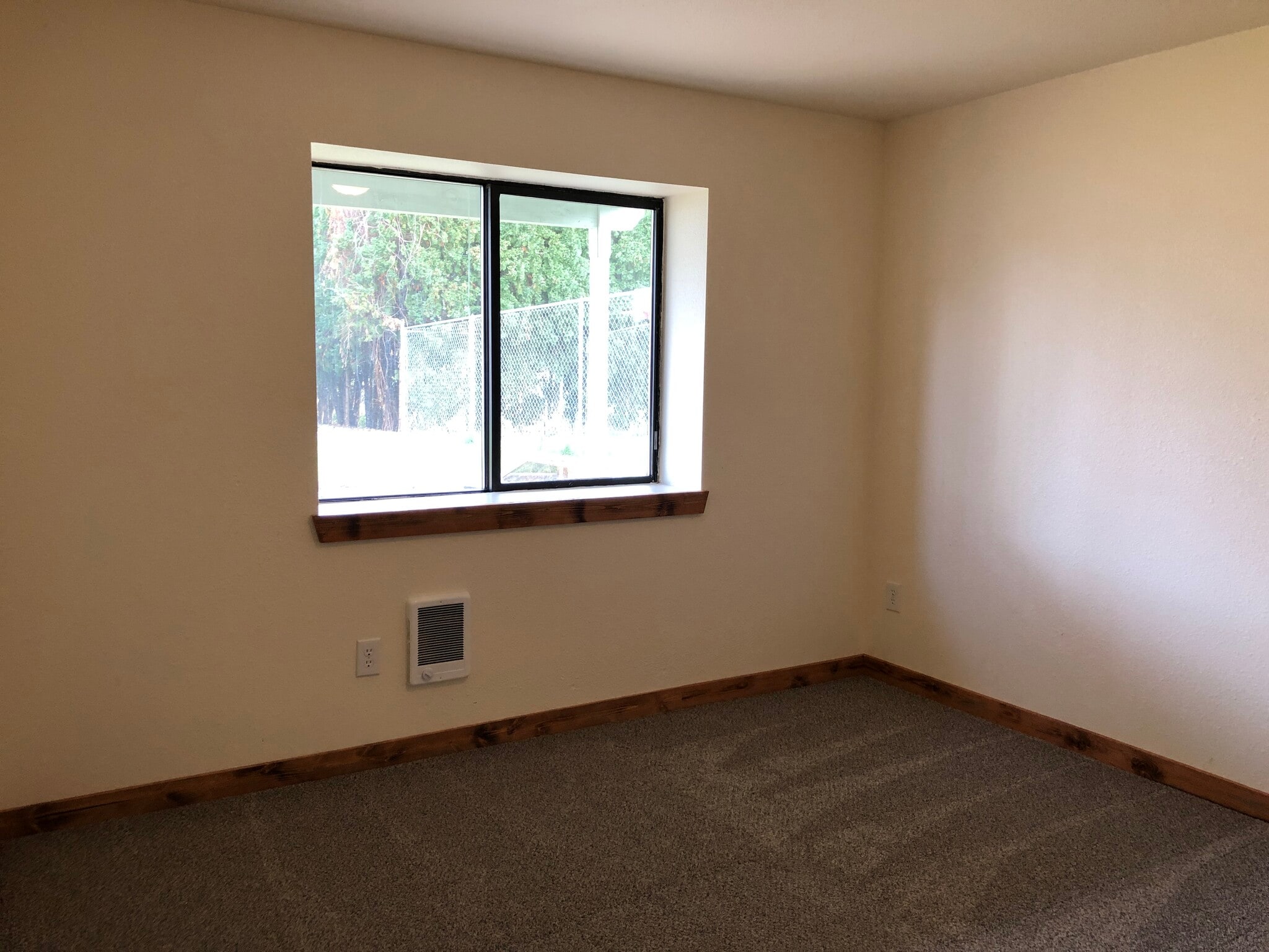 Building Photo - 605 Princeton Ave N