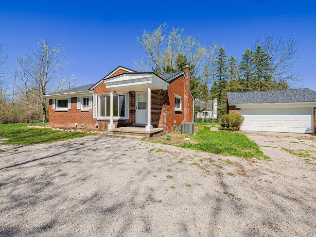 Building Photo - Spacious 3BR Home with Expansive 1-Acre Lot!