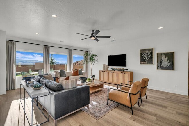 Building Photo - Stunning 6 Bedroom Home in St. George!