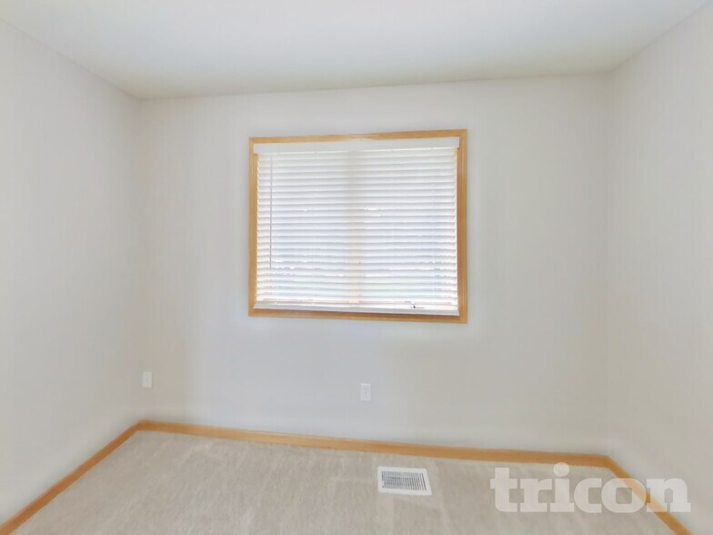 Building Photo - 516 Lincoln Dr NE