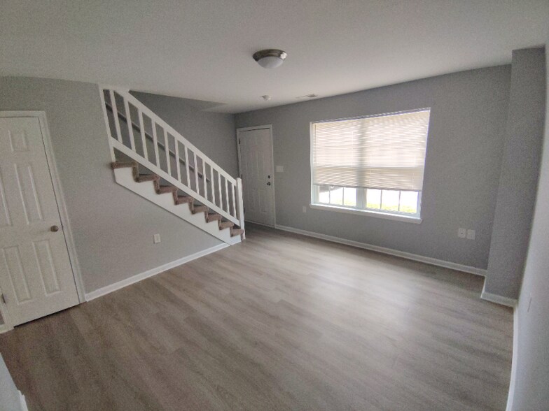 Building Photo - 29 Fonda Dr