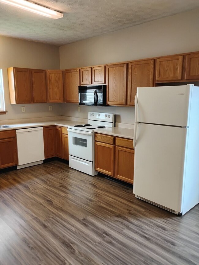 Building Photo - 3368 Edison Dr