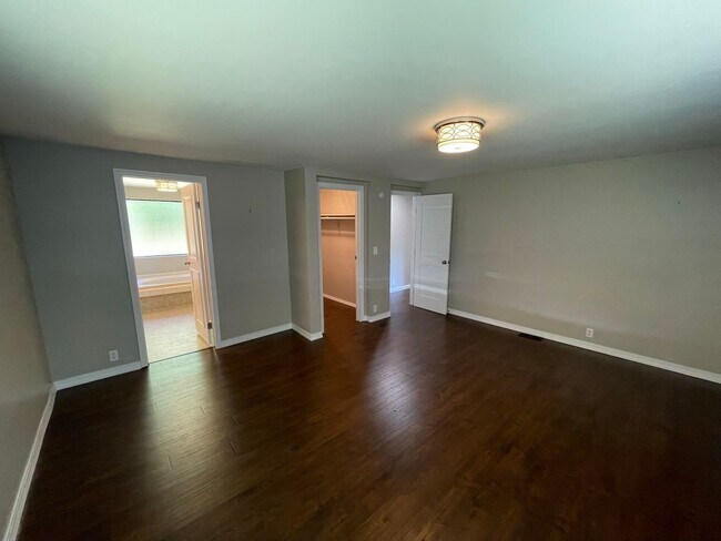 Building Photo - 4113 Kingsway