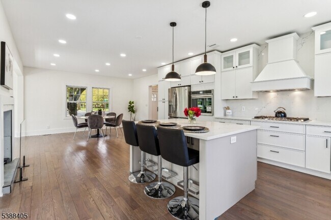 Building Photo - 648 E Broad St