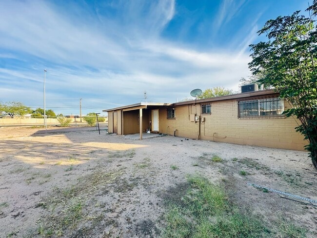 Building Photo - 2 Bedroom Renovate House! Large Yard and C...